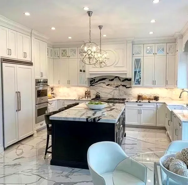 Bathroom and kitchen in white with black veins