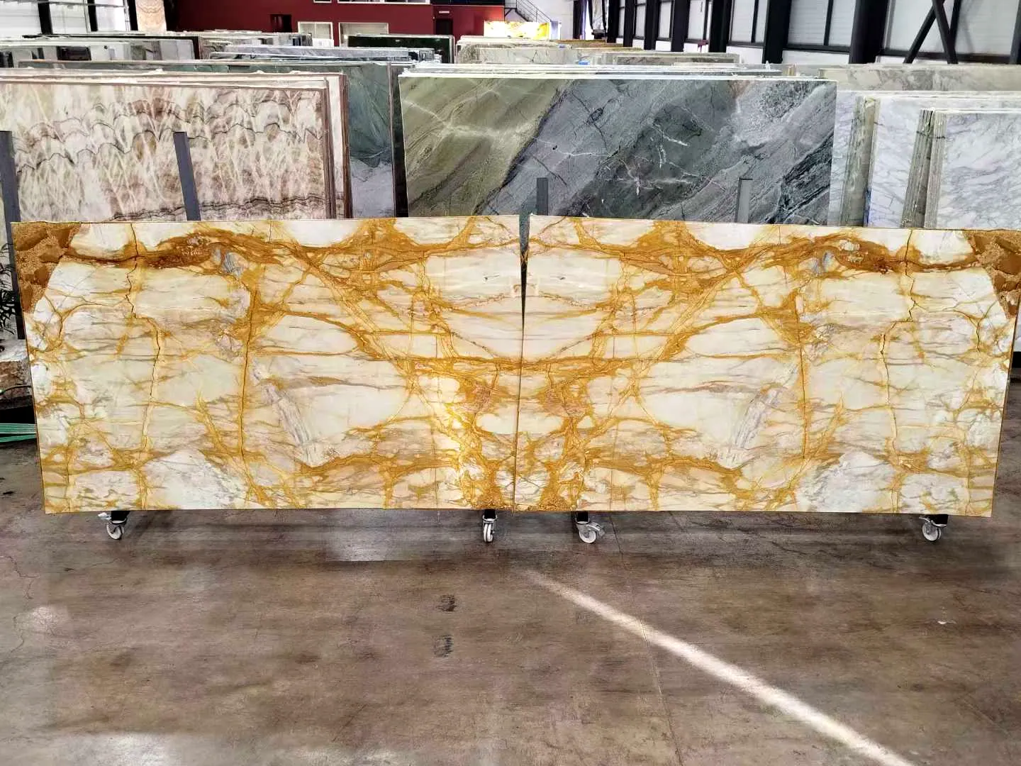 Mármol Amarillo Siena: tabla real en nuestro almacén
